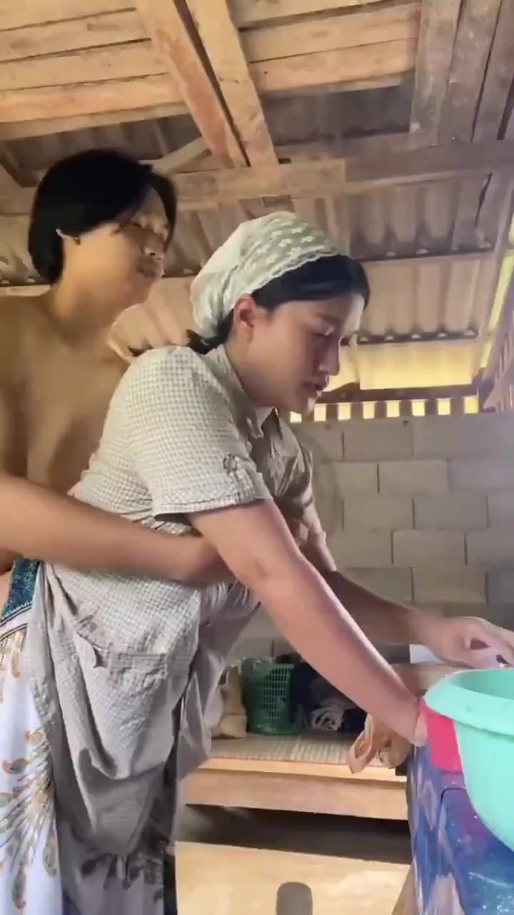 Em chồng sáng sớm ra sau nhà xin đụ chị dâu suốt, mà chị đều nứng lồn cho đụ.